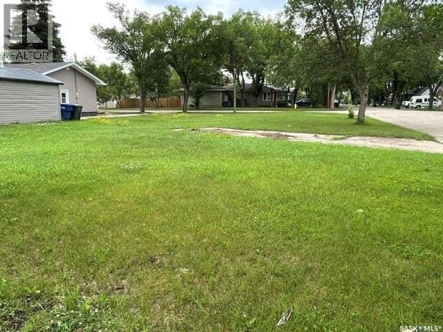 300 Coteau Avenue W — photo 2 of 3