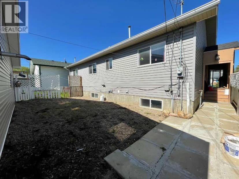 10409 106 Street, High Level, photo 2