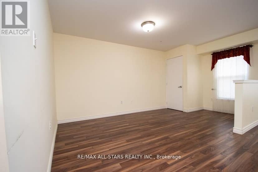 106 - 8 Huron Street — photo 12 of 37