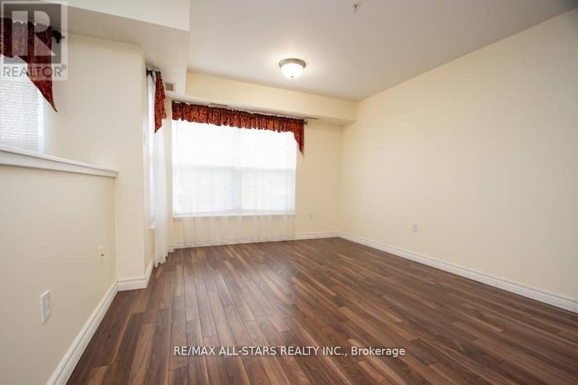 106 - 8 Huron Street — photo 13 of 37