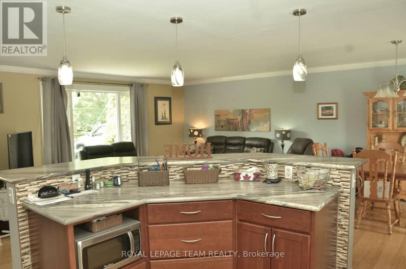 12078 Lakeshore Drive E, South Dundas, photo 7