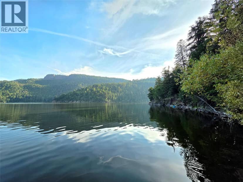 6453 Pinaus Lake Road, Falkland