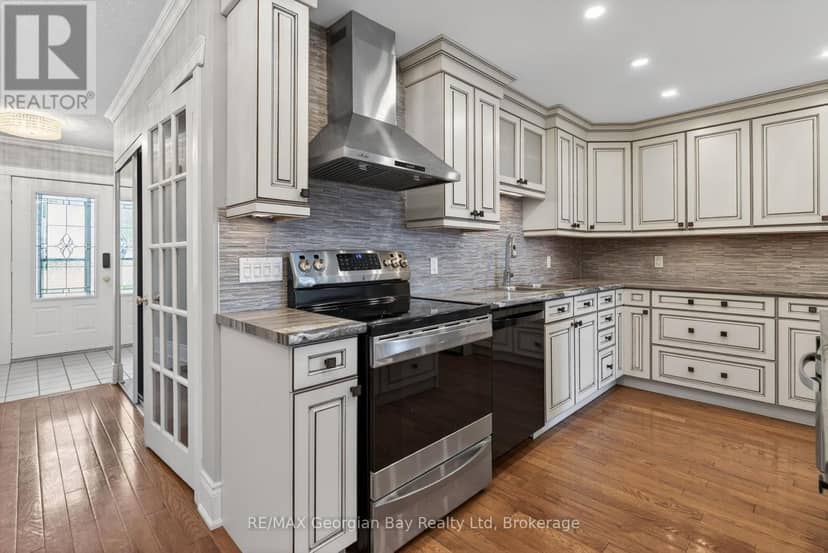 63 - 696 King Street — photo 6 of 38
