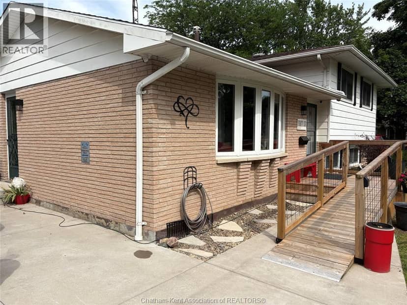 46 Ottawa Drive — photo 2 of 27