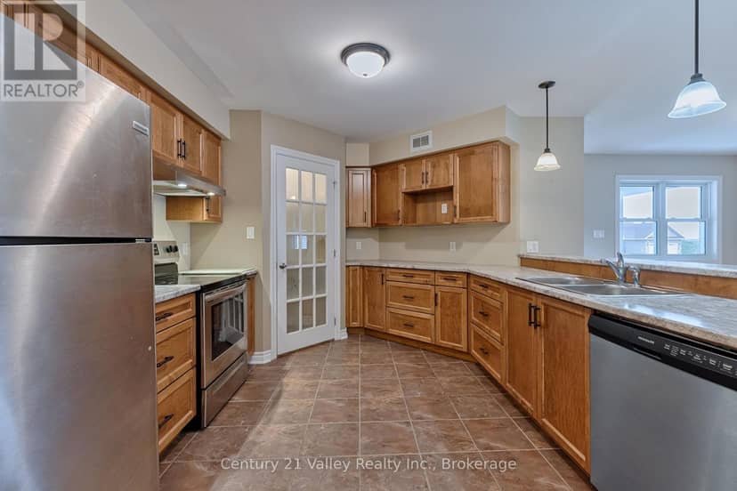 528B Wellington Street — photo 11 of 34