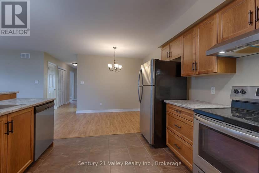 528B Wellington Street — photo 13 of 34
