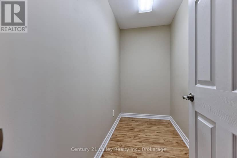 528B Wellington Street — photo 15 of 34