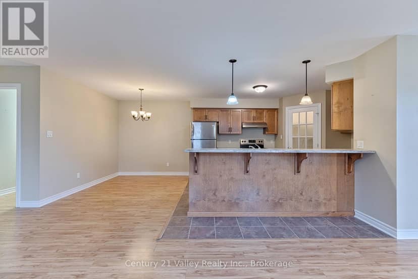 528B Wellington Street — photo 9 of 34