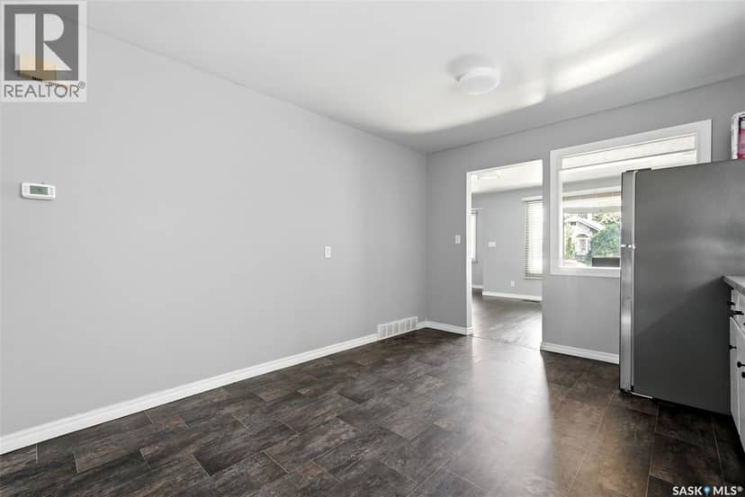 1321 Victoria AVENUE — photo 10 of 33