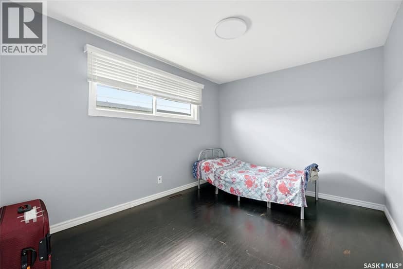 1321 Victoria AVENUE — photo 15 of 33