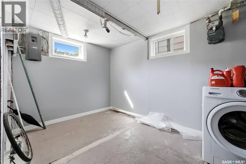 1321 Victoria AVENUE — photo 28 of 33
