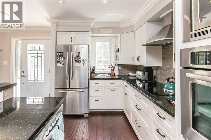 28 AHRENS Street W Unit# D — photo 14 of 40