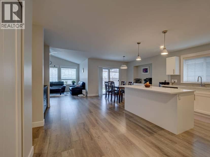 1028 CELIA CRESCENT, Gibsons, photo 5