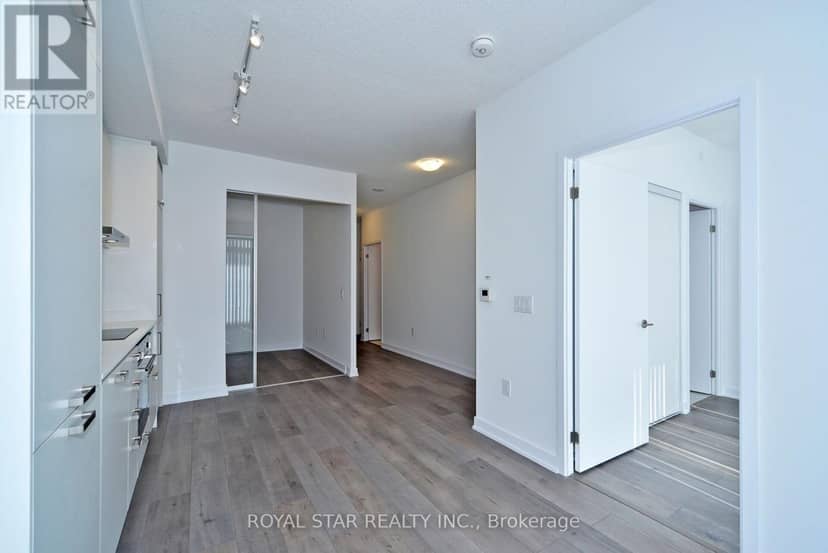 909 - 10 Honeycrisp Crescent — photo 28 of 38