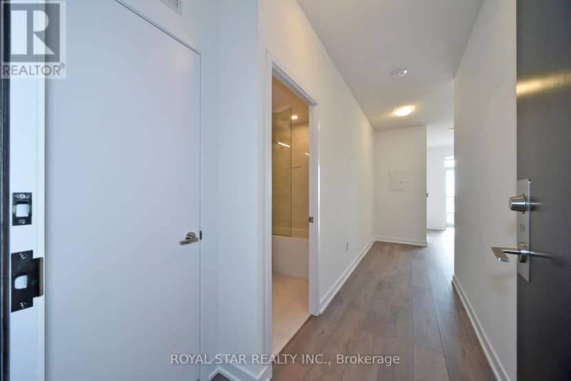 909 - 10 Honeycrisp Crescent — photo 8 of 38