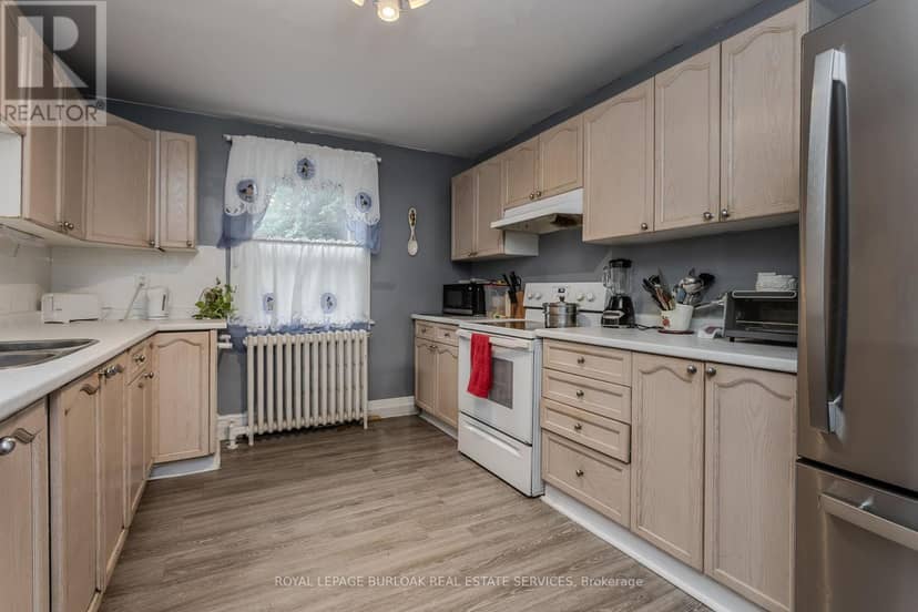1088 King Street E — photo 18 of 40