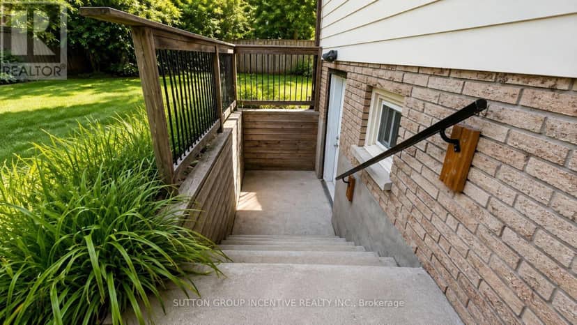 35 Davies Crescent — photo 2 of 25