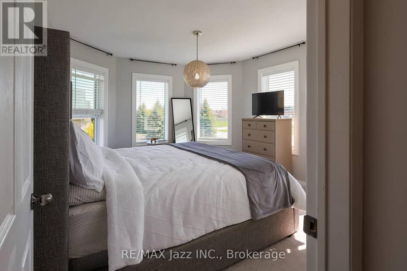 29 Songbird Crescent — photo 17 of 30