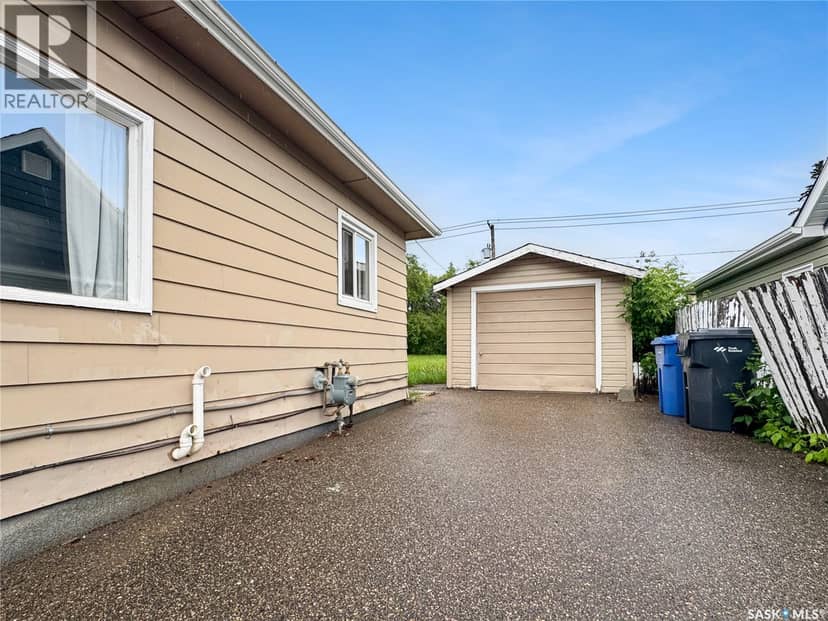 862 109th STREET, North Battleford, photo 2