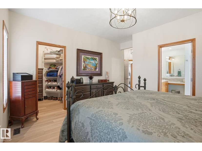 5002 58 ST — photo 13 of 40