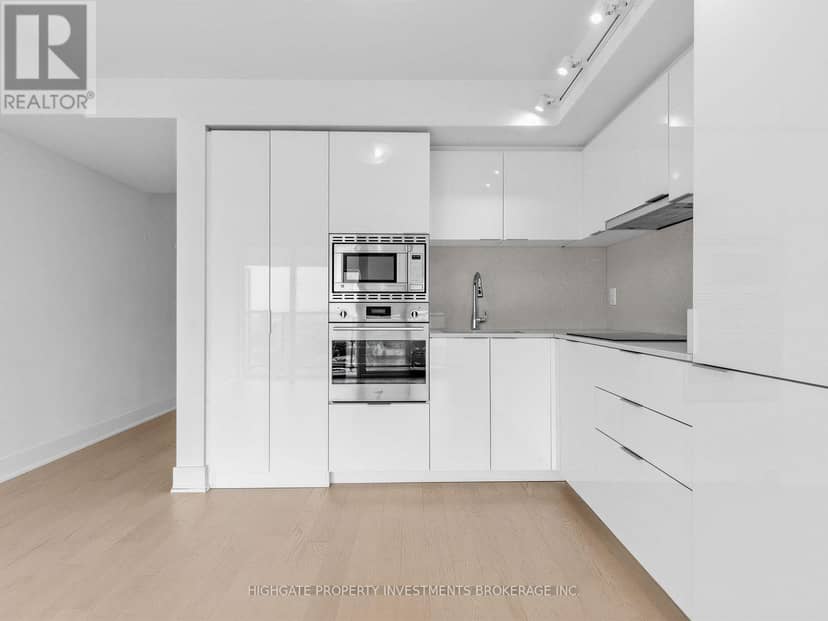 2711 - 955 Bay Street — photo 11 of 35