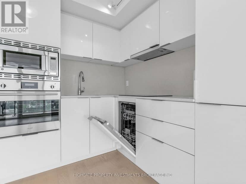 2711 - 955 Bay Street — photo 17 of 35