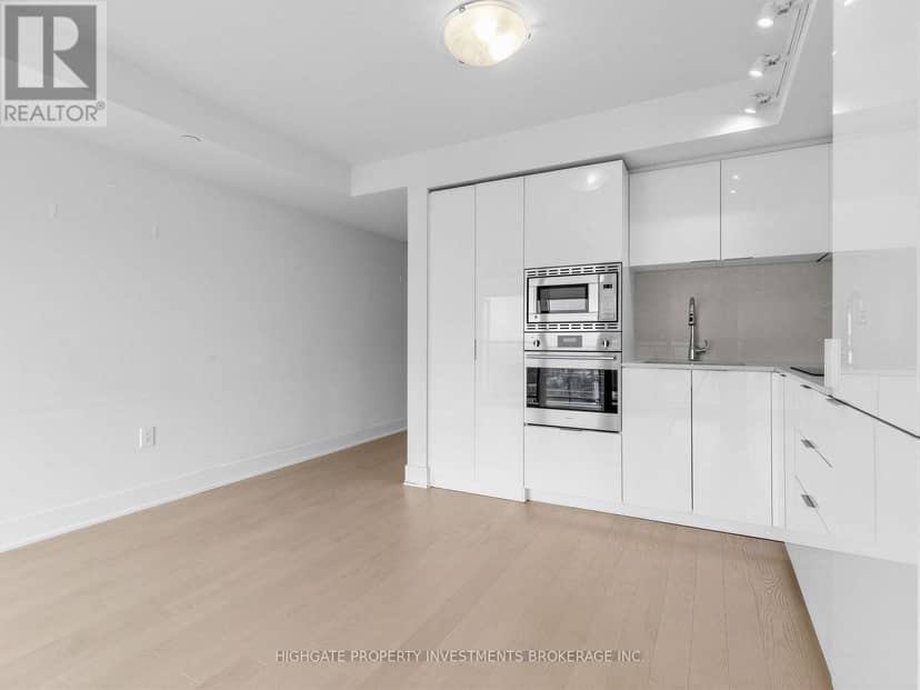 2711 - 955 Bay Street — photo 8 of 35