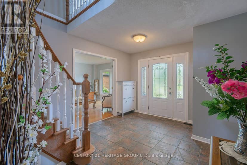 55 Chartwell Crescent — photo 4 of 39