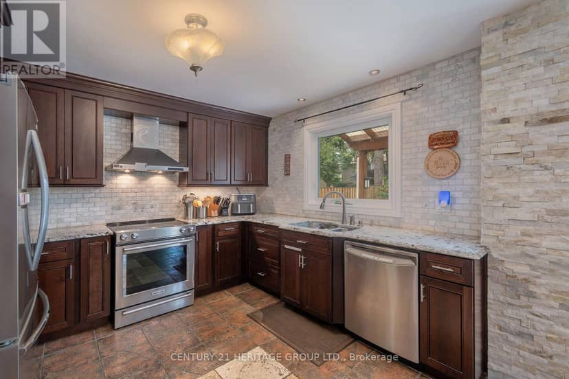 55 Chartwell Crescent — photo 6 of 39
