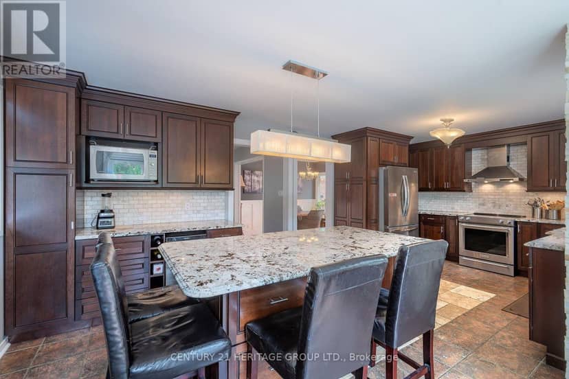 55 Chartwell Crescent — photo 8 of 39