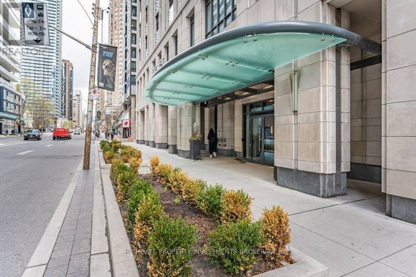 2711 - 955 Bay Street — photo 24 of 35