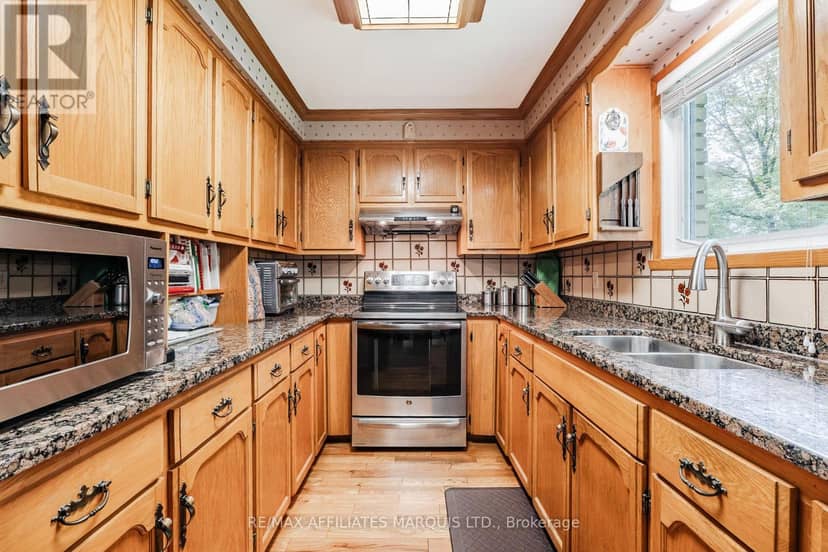 645 Dundas Crescent — photo 15 of 40
