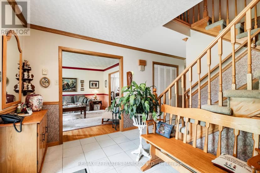 645 Dundas Crescent — photo 7 of 40
