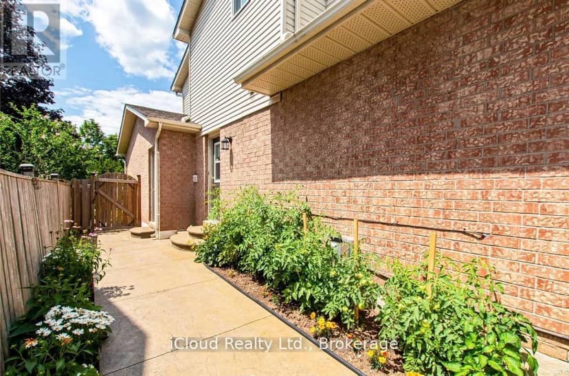 2067 Hunters Wood Drive, Burlington, photo 2
