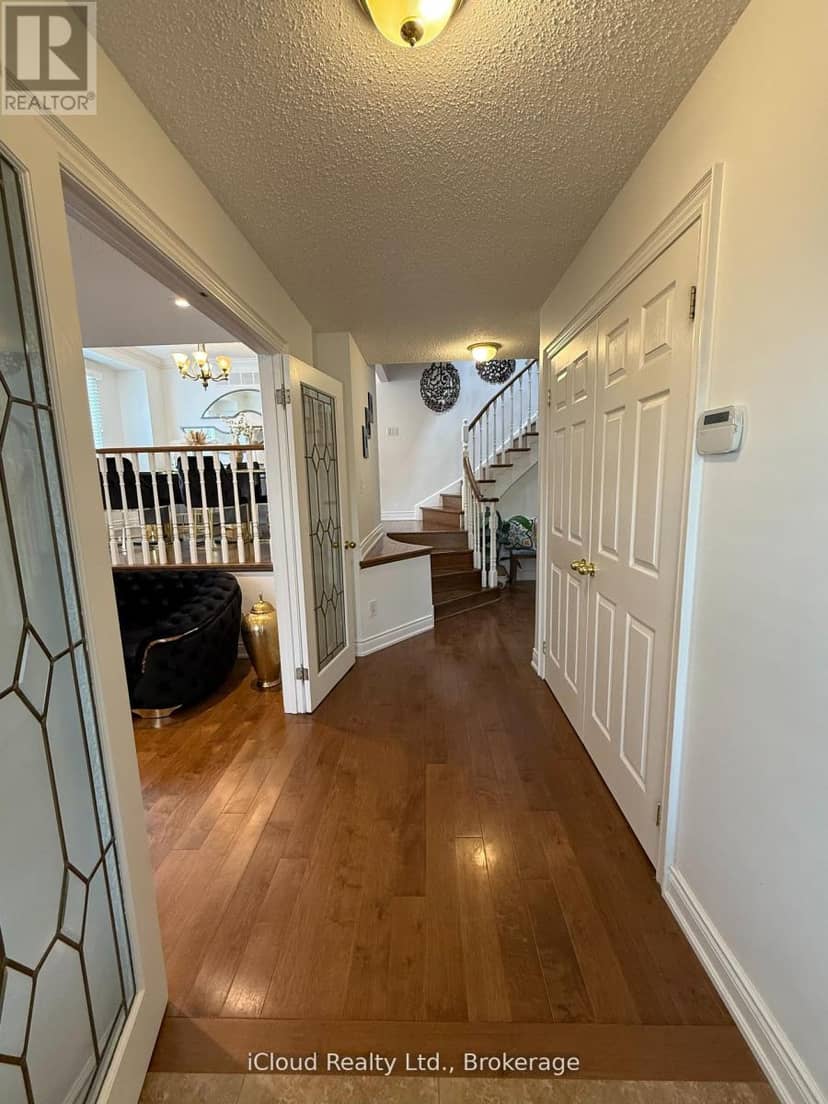 2067 Hunters Wood Drive, Burlington, photo 3