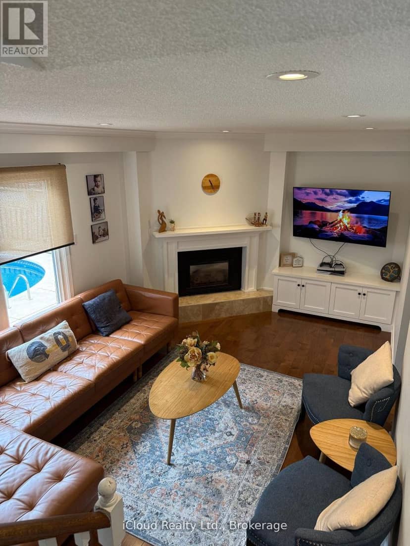 2067 Hunters Wood Drive, Burlington, photo 5