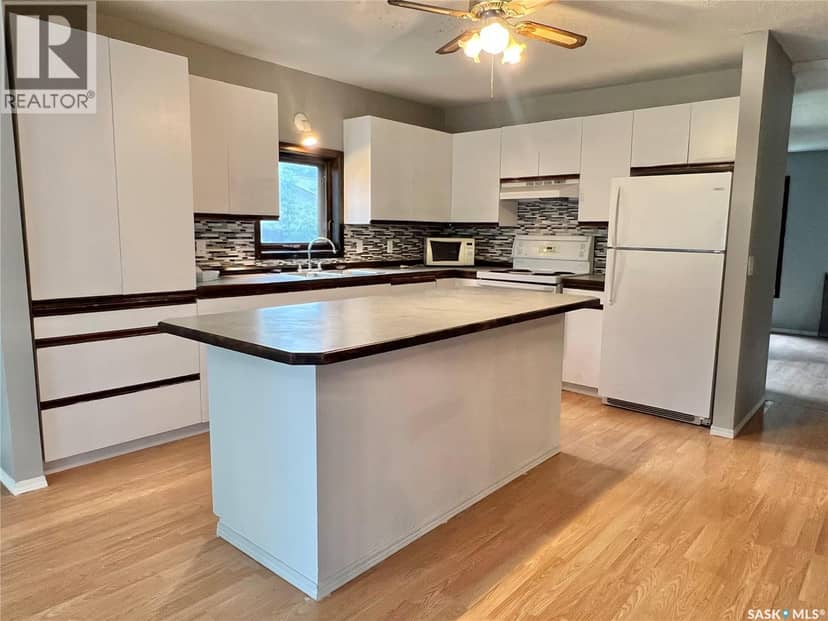 211 2nd AVENUE S — photo 8 of 29