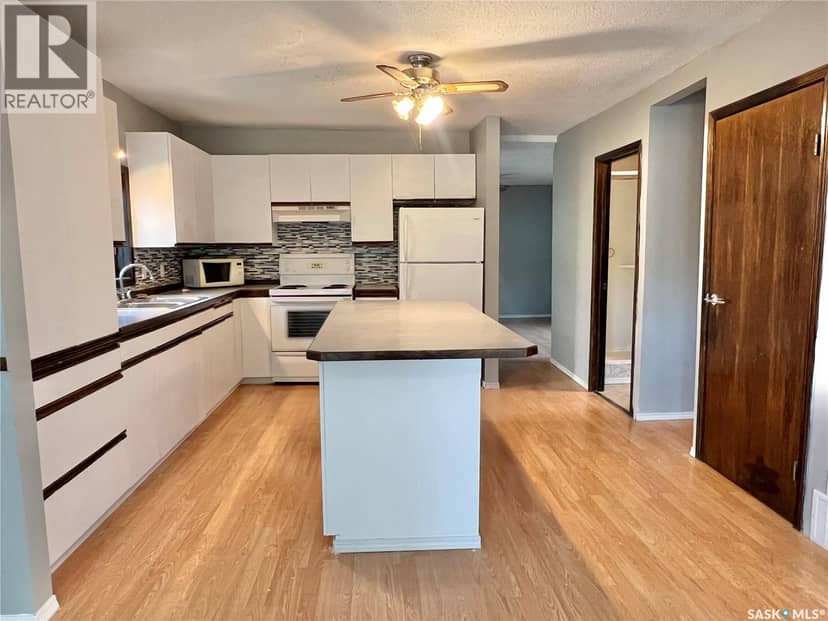211 2nd AVENUE S — photo 9 of 29