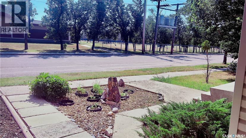 217 7th AVENUE E, Assiniboia, photo 2