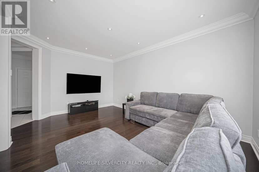 8 Mitchell Crescent — photo 14 of 40