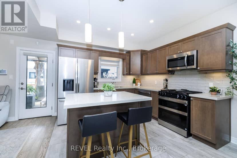 8961 Emily Boulevard — photo 6 of 40