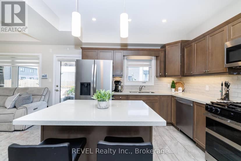 8961 Emily Boulevard — photo 7 of 40