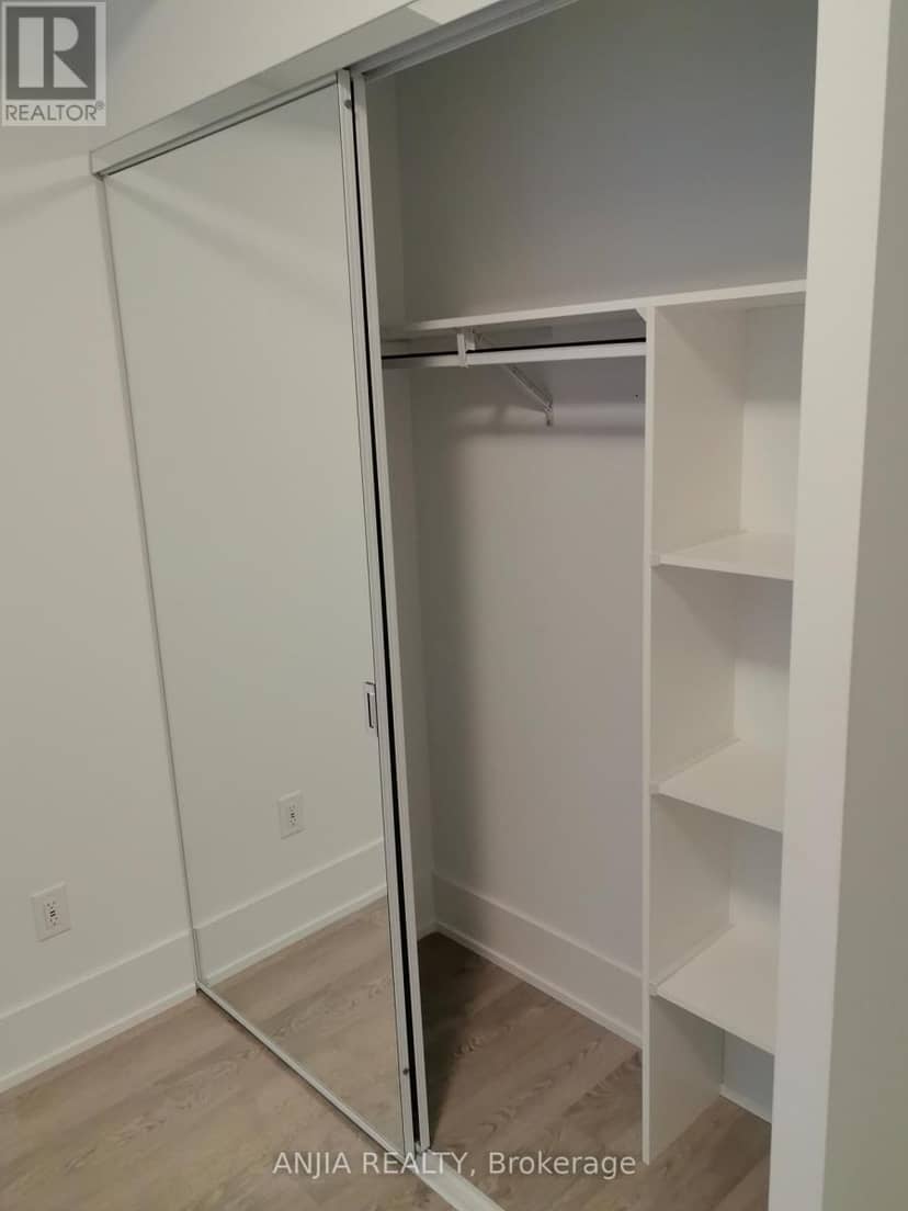1011 - 480 Front Street W — photo 10 of 33