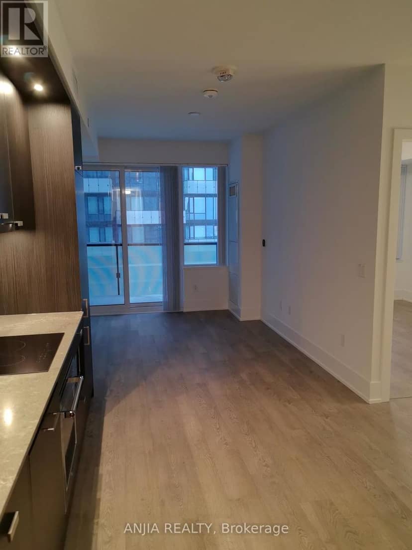 1011 - 480 Front Street W — photo 12 of 33