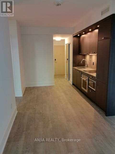 1011 - 480 Front Street W — photo 14 of 33