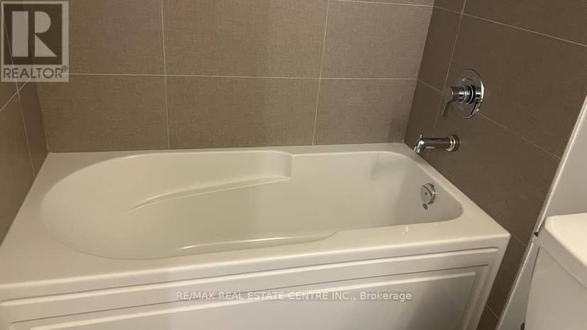 2115 - 2550 Simcoe Street — photo 19 of 21