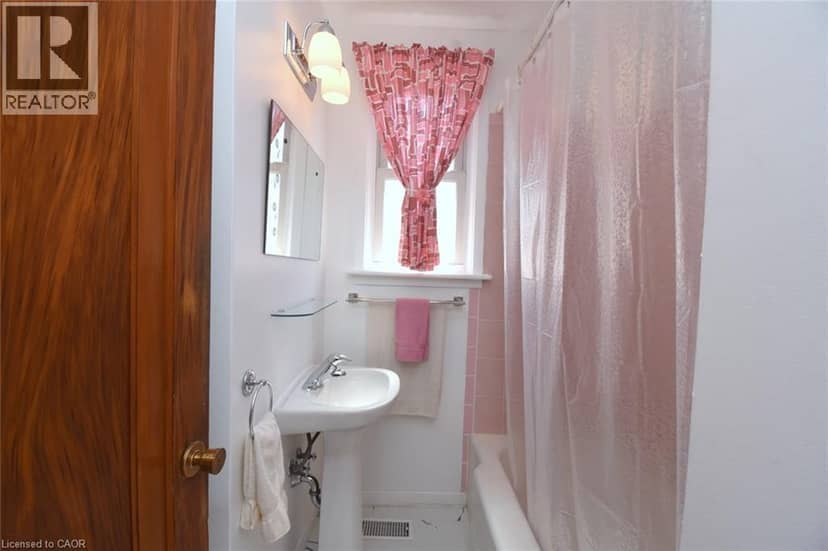 575 UPPER WENTWORTH Street — photo 17 of 33