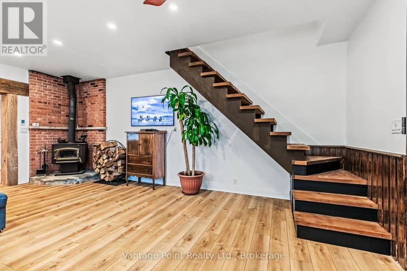 794097 124 Grey Road — photo 8 of 40