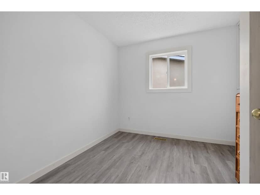 27 Kiniski Cr NW — photo 10 of 40
