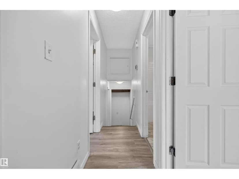 27 Kiniski Cr NW — photo 9 of 40